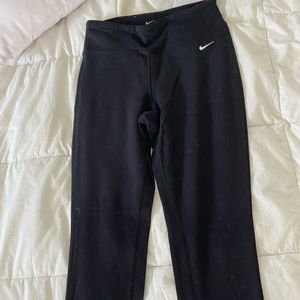 BLACK NIKE LEGGINGS
